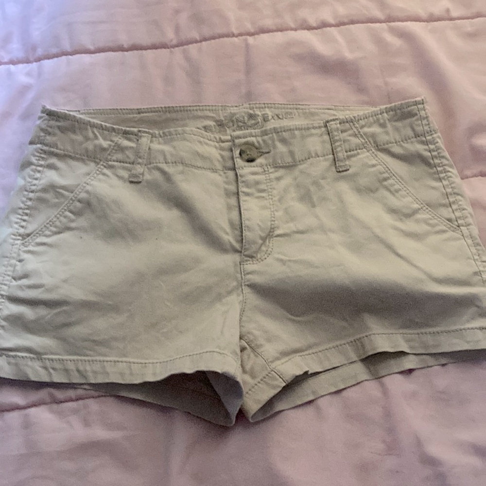 Low rise khaki shorts🎀